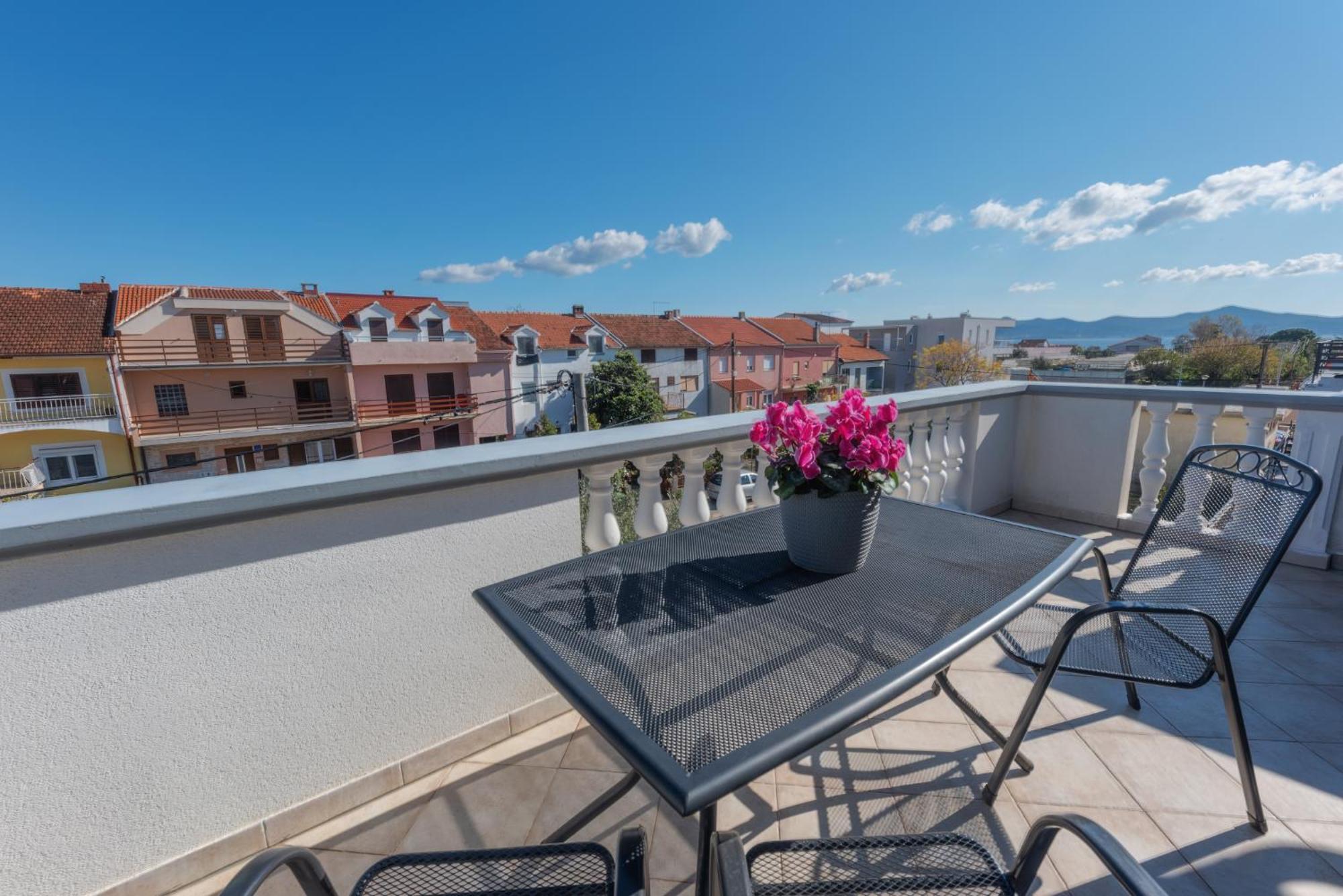 Perica Apartment And Perica Room With Separate Entrance Zadar Bagian luar foto